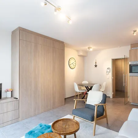 Located On The 2nd Floor * Westende