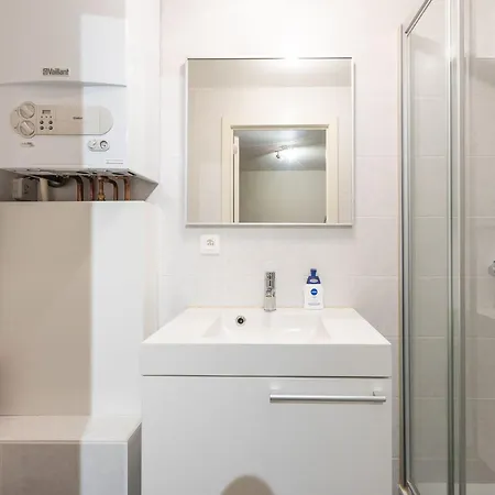Located On The 2nd Floor Apartamento *