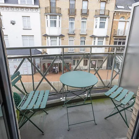Located On The 2nd Floor Apartamento *